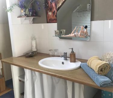 Lanrigan Apartment | L Arche Belle chambre privée après escapades au Mt st Michel et à St Malo