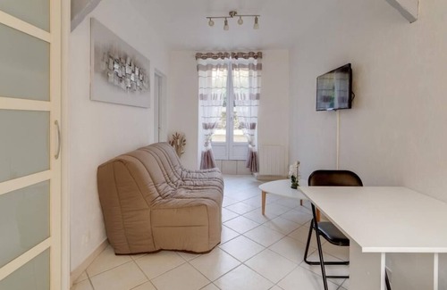 Arpajon Apartment | L'Arpajonnais 6 Cozy Hyper Center Terrace N20