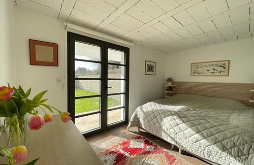 Ile d'Yeu House | L'ATELIER, appartement de 70m2, chambres d'hôtes, salon, terrasse sur jardin ,près du port, petit dejeuner inclus