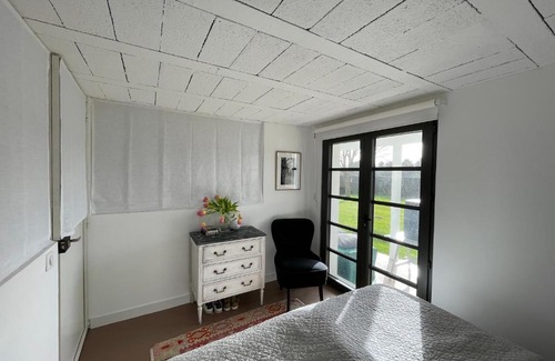 Ile d'Yeu House | L'ATELIER, appartement de 70m2, chambres d'hôtes, salon, terrasse sur jardin ,près du port, petit dejeuner inclus