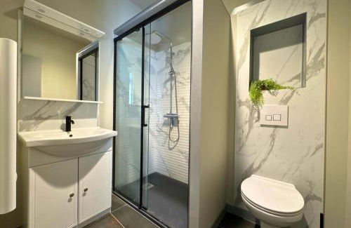 Sens Apartment | L'Atelier - By BEST KEYS - Duplex Haut de Gamme - Entièrement Climatisé - Centre-Ville - Netflix & WiFi Fibre - Machine à Café Nespresso - Check-in Autonome - Parking Gratuit à Proximité - Calme & Confort Premium