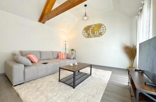 Sens Apartment | L'Atelier - By BEST KEYS - Duplex Haut de Gamme - Entièrement Climatisé - Centre-Ville - Netflix & WiFi Fibre - Machine à Café Nespresso - Check-in Autonome - Parking Gratuit à Proximité - Calme & Confort Premium