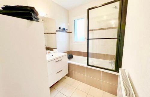 Lanester Apartment | L'atelier Chic - Wifi fibre - Parking privée - Balcon - NETFLIX