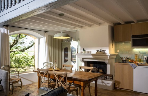 Cucuron House | L'Atelier, with its century-old oak trees and panoramic view of the Luberon region