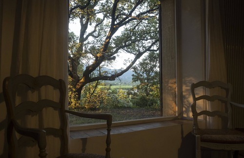 Cucuron House | L'Atelier, with its century-old oak trees and panoramic view of the Luberon region