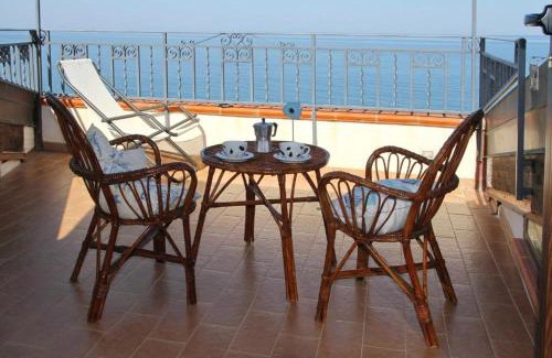 Marina di Caronia Apartment | L’attico del capitano: loft con terazza sul mare