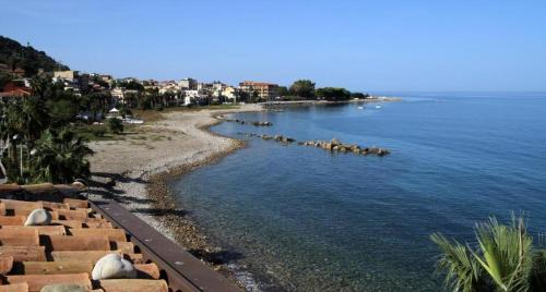 Marina di Caronia Apartment | L’attico del capitano: loft con terazza sul mare