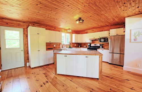 Wakefield House | L'Auberge des Collines Full Guest Suite
