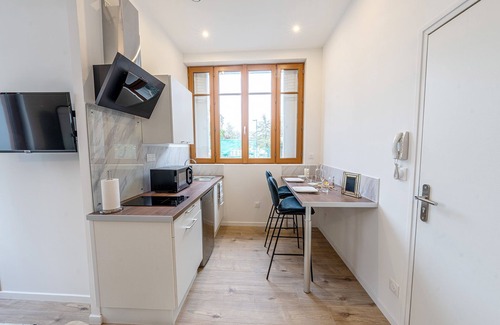 Saint-Quentin Apartment | L'Avant Gardiste downtown, warm and bright