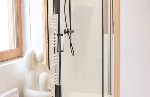 Saint-Quentin Apartment | L'Avant Gardiste downtown, warm and bright