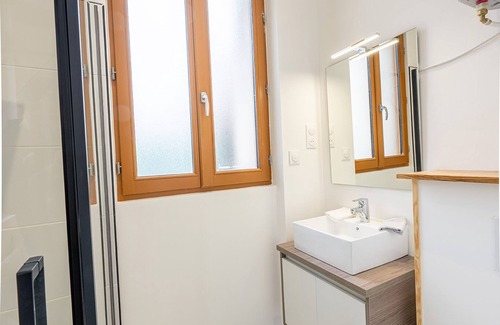Saint-Quentin Apartment | L'Avant Gardiste downtown, warm and bright