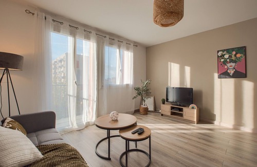 Laval Apartment | L'aviateur - 4p/Wi-Fi/Parking