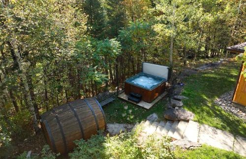 Fiddler Lake Resort Ski Chalet | L'Echo Boreal - Hot tub & Private Lake Access