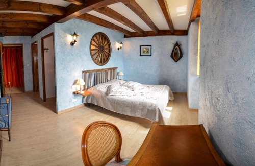 Tauriac-de-Naucelle Bed & Breakfast | L'ecrin du Segala - La roulotte