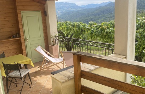 Propiac Apartment | L'Eglantier 2 - nature gîte facing Mont Ventoux, swimming pool