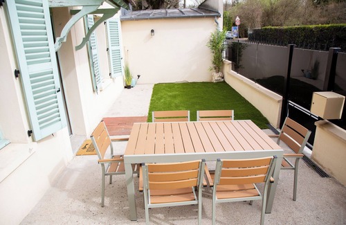 Crecy-la-Chapelle Apartment | L'enchantée, 6 pers, 15 min Disneyland Paris, Garden BBQ