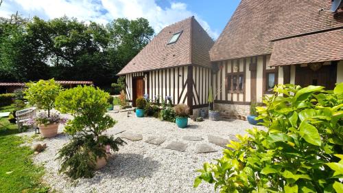 Saint-Pierre-Azif Bed & Breakfast | L'Herbe aux Vaches