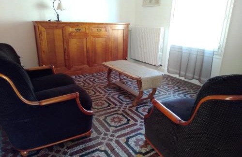 Conflans-sur-Seine House | L Hote Saison