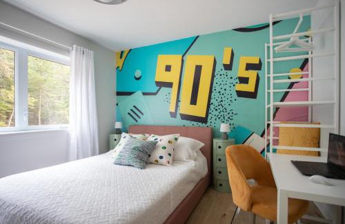 Shannon Ski Chalet | L'intemporel - Retro Chalet with Private Lake and Hot Tub