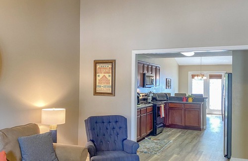 Nashville Condo | L👀K! 2 BR/2.5 bath Condo Near Lake & Airport