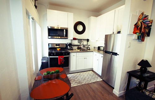 Belmont Shore Apartment | L@K 2 minute walk to the BEACH and the party street called 2nd Street!