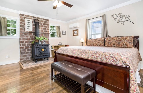 Harper Other | L&L River Haus | 2/2 Country Farmhouse | River Access | Hill Country Views