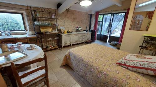 La Rochegiron Bed & Breakfast | L'olivier sur la place