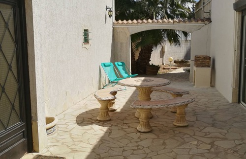 Maraussan House | L'Olivier T3 gîte with heated pool in wooded grounds