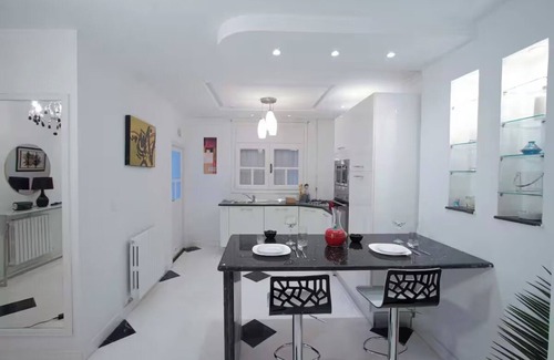Les Berges du Lac Apartment | L'onde du Lac - chic apartment with private suite