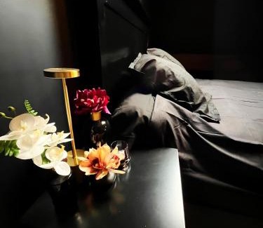 Flagy House | L'Orchidarium, maison élégante et romantique à Flagy - Loveroom en duplex