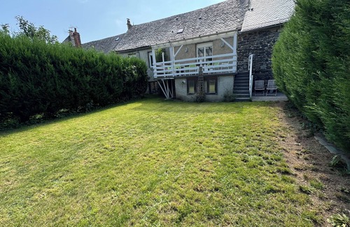 Laguiole House | L'Oustal du Bourg is in the center of Laguiole, ideal for a stay in the Aubrac region.