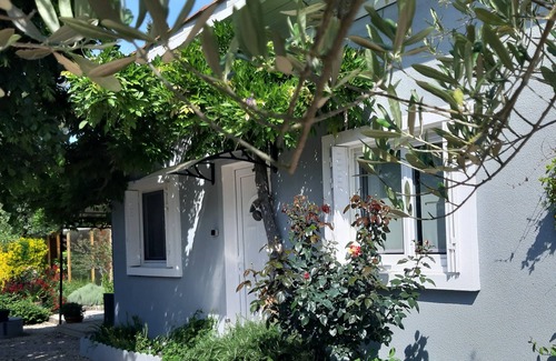 Carbonne Ski Chalet | L'Oustalet a Carbonne Small house for 2 people with swimming pool and garden.