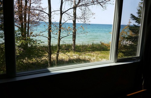 Manistee House | L-U-X on Lake Michigan. Private baths in bedrooms! Open Aug 24-28, Sept 21-Oct 6
