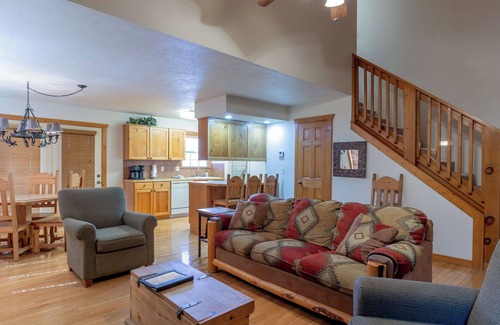 Reeds Spring Cabin | L068A, 1-Br Lakefront Cabin, Stay 3+ Nts in September, Save 15% SEE DESC. BELOW