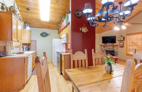 Reeds Spring Cabin | L076, 2Br, 2ba Cabin September Special: Save on Stays 3+ Nts SEE DESC.BELOW