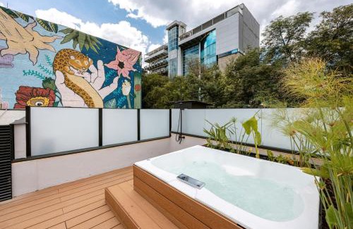 Zona Rosa Apartment | L301 4BR Lleras Park Apt Rooftop Jacuzzi AC