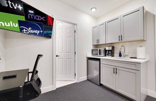 East Stroudsburg Apartment | L309 · The Lack - Queen Suite - B09