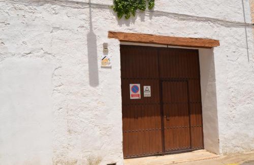 Campillo de Altobuey House | La Antigua, casa céntrica, amplio patio, piscina y barbacoa