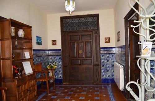 Campillo de Altobuey House | La Antigua, casa céntrica, amplio patio, piscina y barbacoa