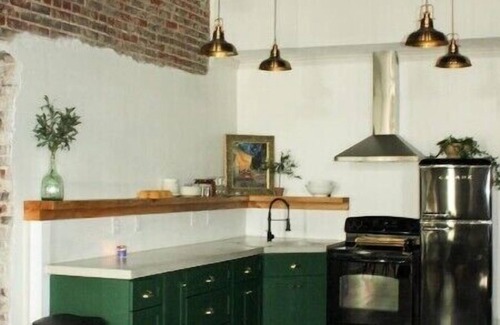 Morris Chapel House | La Banque Stylish and comfy stayn
