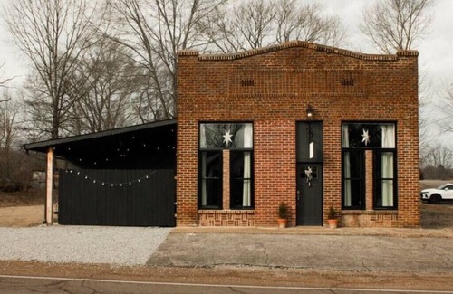 Morris Chapel House | La Banque Stylish and comfy stayn