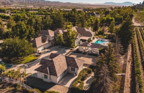 Temecula Villa | La Barrique by AvantStay Secluded 14 Acre Estate w Vball Pool