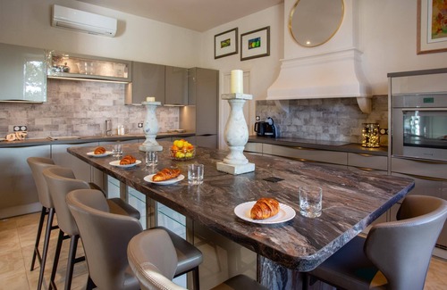 Rieux-Minervois Villa | La Belle Demeure - Six Bedroom Villa, Sleeps 12