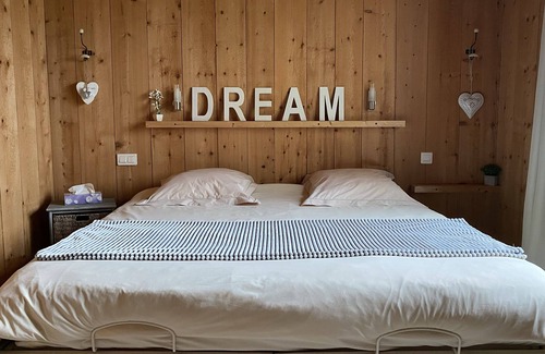 Fresnay-le-Gilmert House | La Belle en bois des champs: the calm and charm of a wooden house with swimming pool