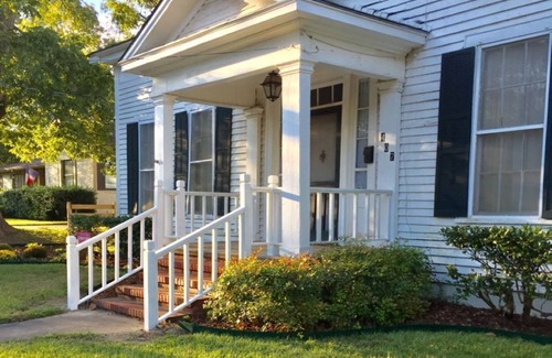 Jefferson Cottage | LA BELLE MAISON - Beautiful 1850 Historical home just across from Lions Park!