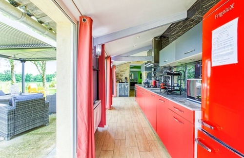 Septfonds House | La Belle Quercynoise with shared jacuzzi and outdoor pool.