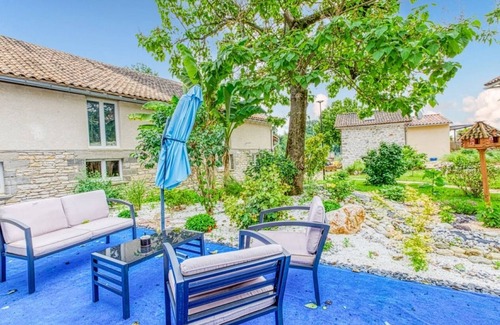 Septfonds House | La Belle Quercynoise with shared jacuzzi and outdoor pool.