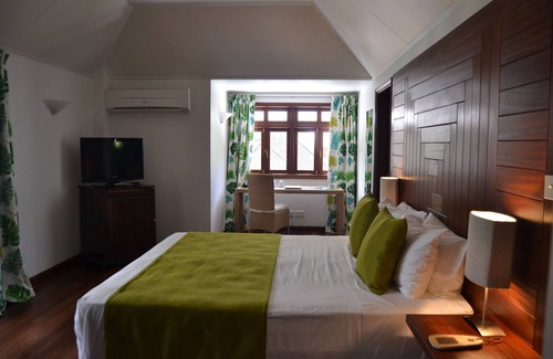 Silhouette Island Cabin | La Belle Tortue