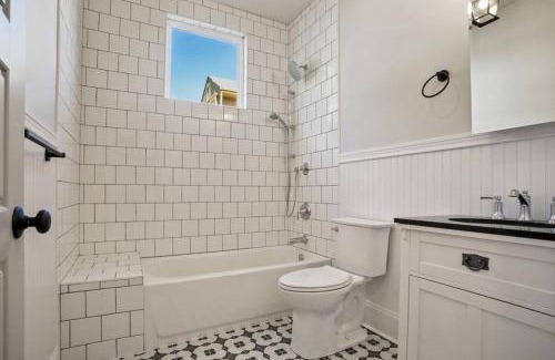 Faubourg Delassize House | La Belle Veranda Villa- 3QueenBeds/2Baths Sleeps 6-8
