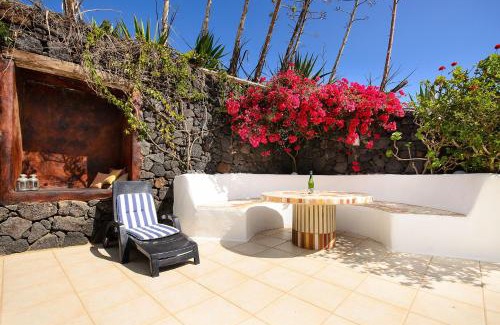 Haria Villa | La Bodega - House on volcano with a piano